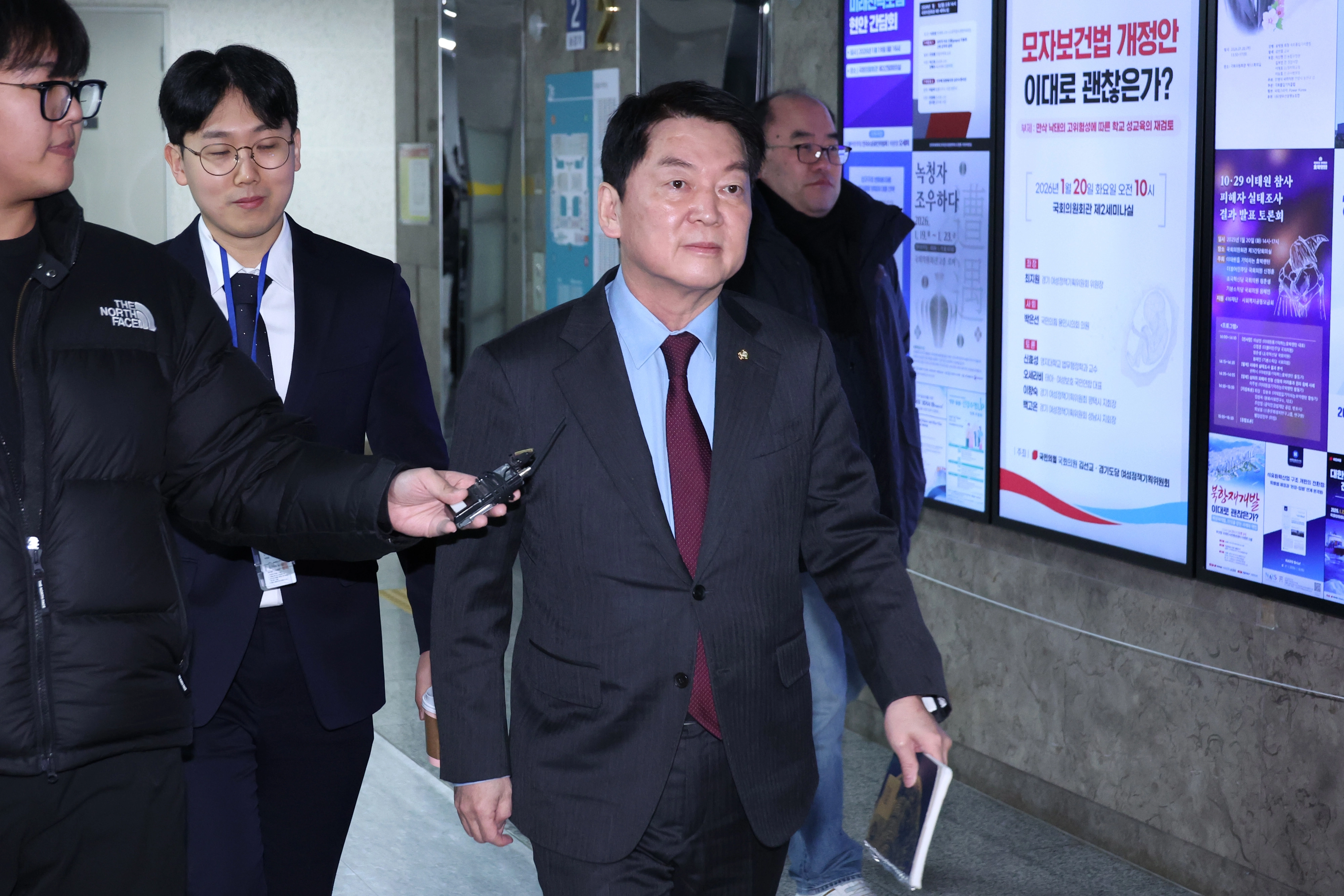 안철수 국민의힘 의원이 지난달 20일 서울 여의도 국회 의원회관에서 열린 국민의힘 소장파 모임 ‘대안과 미래’ 정기 모임에 참석하고 있다.
뉴스1