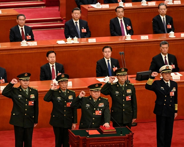 장유샤 중국 중앙군사위원회 부주석이 2023년 3월 당시 새로 선출된 중앙군사위 위원들과 함께 선서하고 있다. 앞줄 왼쪽부터 류전리, 허웨이둥, 장 부주석, 리상푸, 마오화. 시진핑 주석은 맨 윗줄 가운데서 이를 지켜보고 있다.   
베이징 AFP 연합뉴스