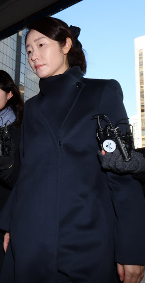 경찰 출석하는 강선우 의원