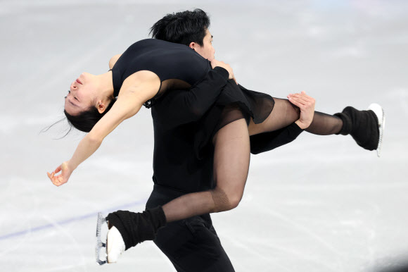 2026 밀라노·코르티나담페초 동계올림픽 개막을 4일 앞둔 2일(현지시간) 이탈리아 밀라노 아이스스케이팅 아레나에서 임해나와 권예가 훈련하고 있다. 2026.2.3. 연합뉴스