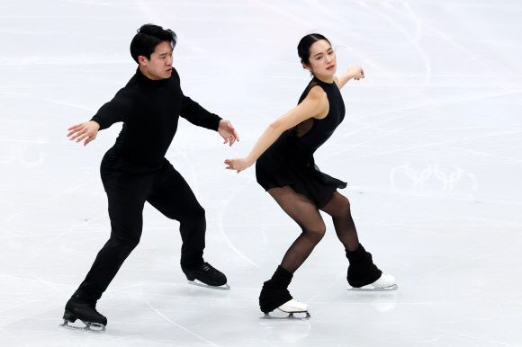 2026 밀라노·코르티나담페초 동계올림픽 개막을 4일 앞둔 2일(현지시간) 이탈리아 밀라노 아이스스케이팅 아레나에서 임해나와 권예가 훈련하고 있다. 2026.2.3 연합뉴스