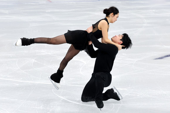 2026 밀라노·코르티나담페초 동계올림픽 개막을 4일 앞둔 2일(현지시간) 이탈리아 밀라노 아이스스케이팅 아레나에서 임해나와 권예가 훈련하고 있다. 2026.2.3 연합뉴스