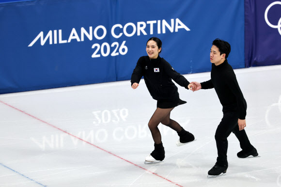 2026 밀라노·코르티나담페초 동계올림픽 개막을 4일 앞둔 2일(현지시간) 이탈리아 밀라노 아이스스케이팅 아레나에서 임해나와 권예가 훈련에 앞서 몸을 풀고 있다. 2026.2.3 연합뉴스