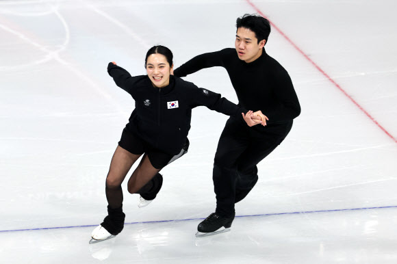 2026 밀라노·코르티나담페초 동계올림픽 개막을 4일 앞둔 2일(현지시간) 이탈리아 밀라노 아이스스케이팅 아레나에서 임해나와 권예가 훈련에 앞서 몸을 풀고 있다. 2026.2.3 연합뉴스