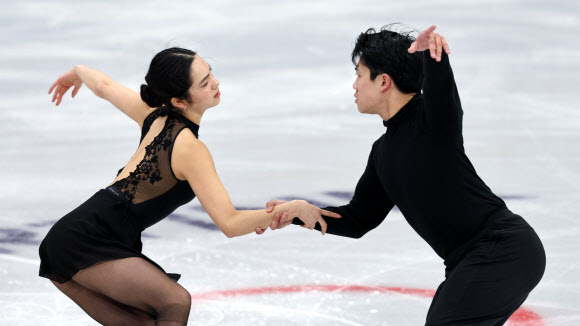 2026 밀라노·코르티나담페초 동계올림픽 개막을 4일 앞둔 2일(현지시간) 이탈리아 밀라노 아이스스케이팅 아레나에서 임해나와 권예가 훈련하고 있다. 2026.2.3 연합뉴스