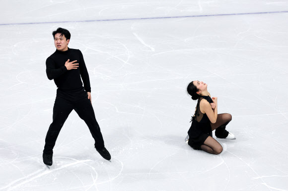 2026 밀라노·코르티나담페초 동계올림픽 개막을 4일 앞둔 2일(현지시간) 이탈리아 밀라노 아이스스케이팅 아레나에서 임해나와 권예가 훈련하고 있다. 2026.2.3 연합뉴스