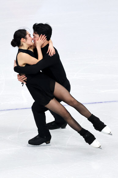 2026 밀라노·코르티나담페초 동계올림픽 개막을 4일 앞둔 2일(현지시간) 이탈리아 밀라노 아이스스케이팅 아레나에서 임해나와 권예가 훈련하고 있다. 2026.2.3 연합뉴스