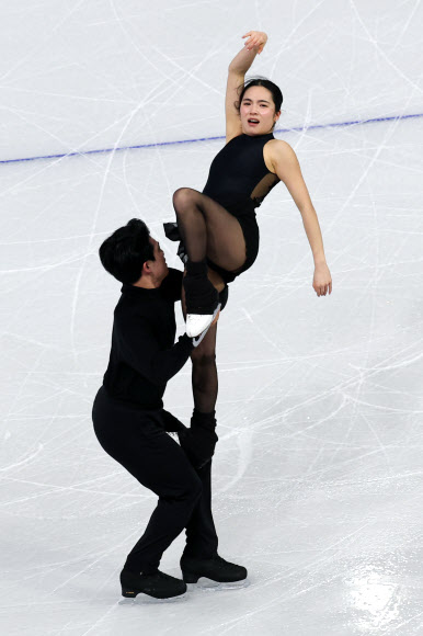 2026 밀라노·코르티나담페초 동계올림픽 개막을 4일 앞둔 2일(현지시간) 이탈리아 밀라노 아이스스케이팅 아레나에서 임해나와 권예가 훈련하고 있다. 2026.2.3 연합뉴스