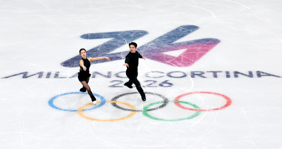 2026 밀라노·코르티나담페초 동계올림픽 개막을 4일 앞둔 2일(현지시간) 이탈리아 밀라노 아이스스케이팅 아레나에서 임해나와 권예가 훈련하고 있다. 2026.2.3 연합뉴스