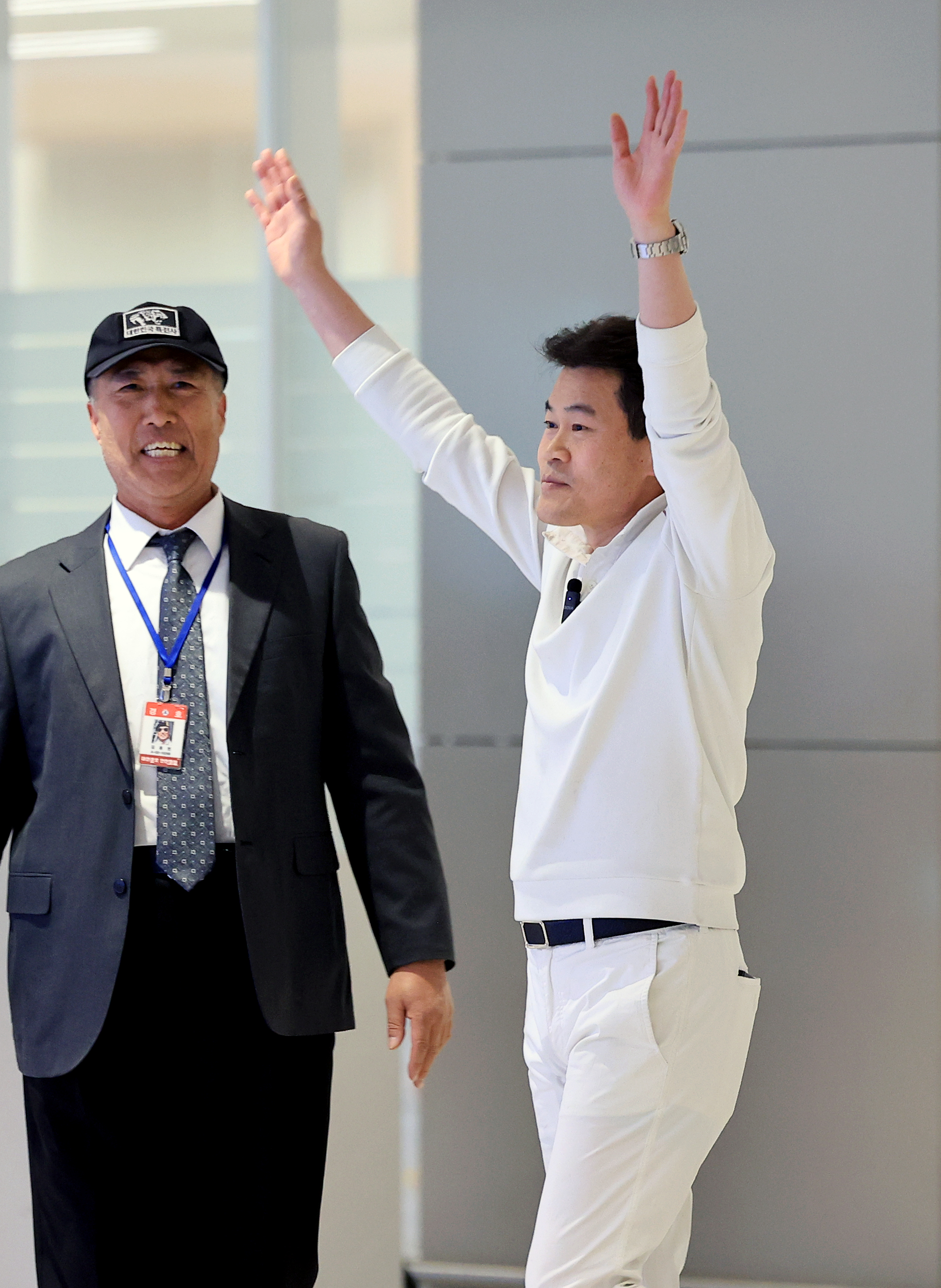 전한길 전 한국사 강사가 3일 인천국제공항 제2여객터미널로 귀국해 지지자들을 향해 손을 흔들고 있다. 2026.2.3. 뉴스1