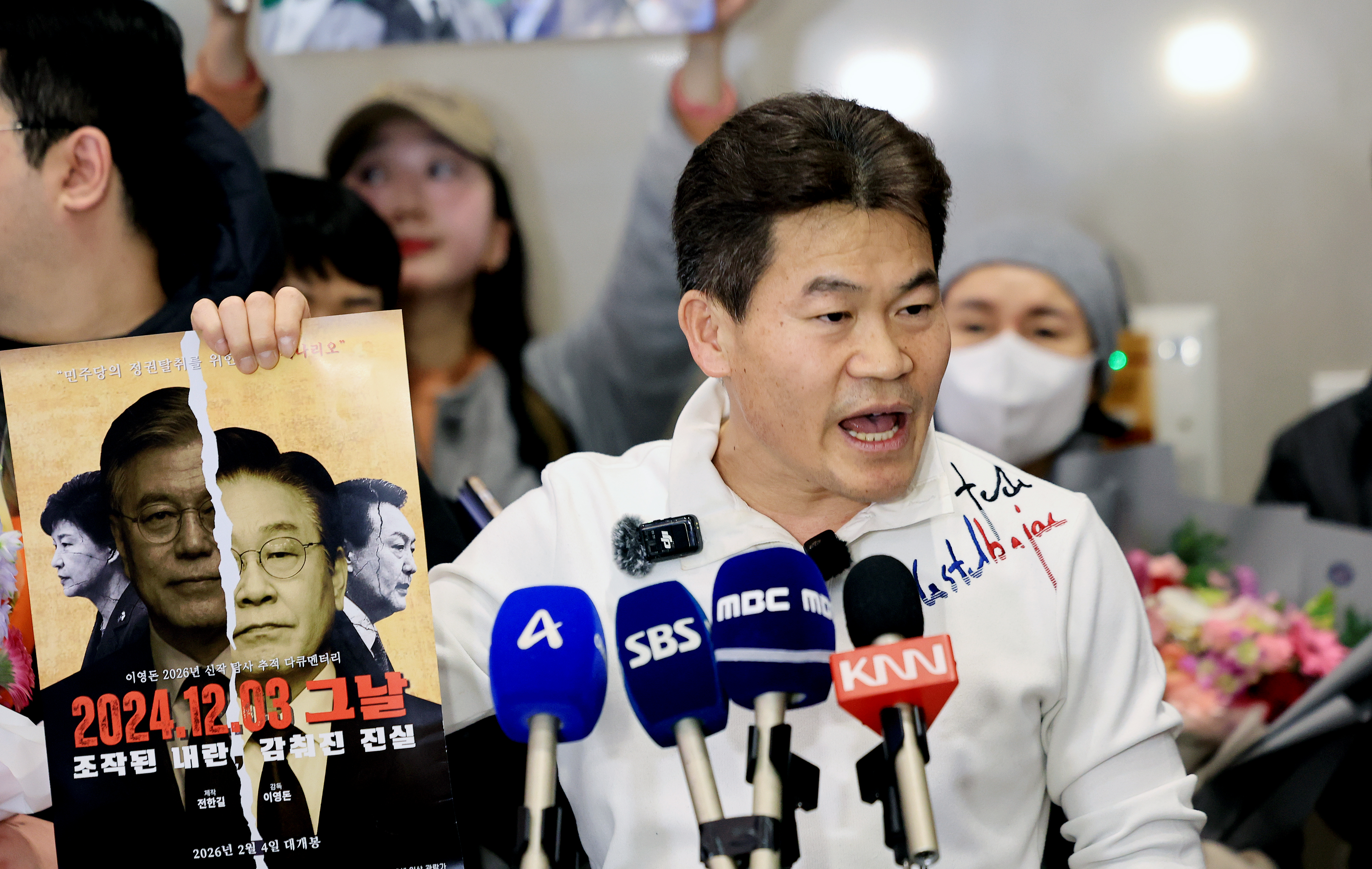 전한길 전 한국사 강사가 3일 인천국제공항 제2여객터미널로 귀국해 기자회견에서 자신이 제작한 영화 포스터를 들어보이고 있다. 2026.2.3. 뉴스1