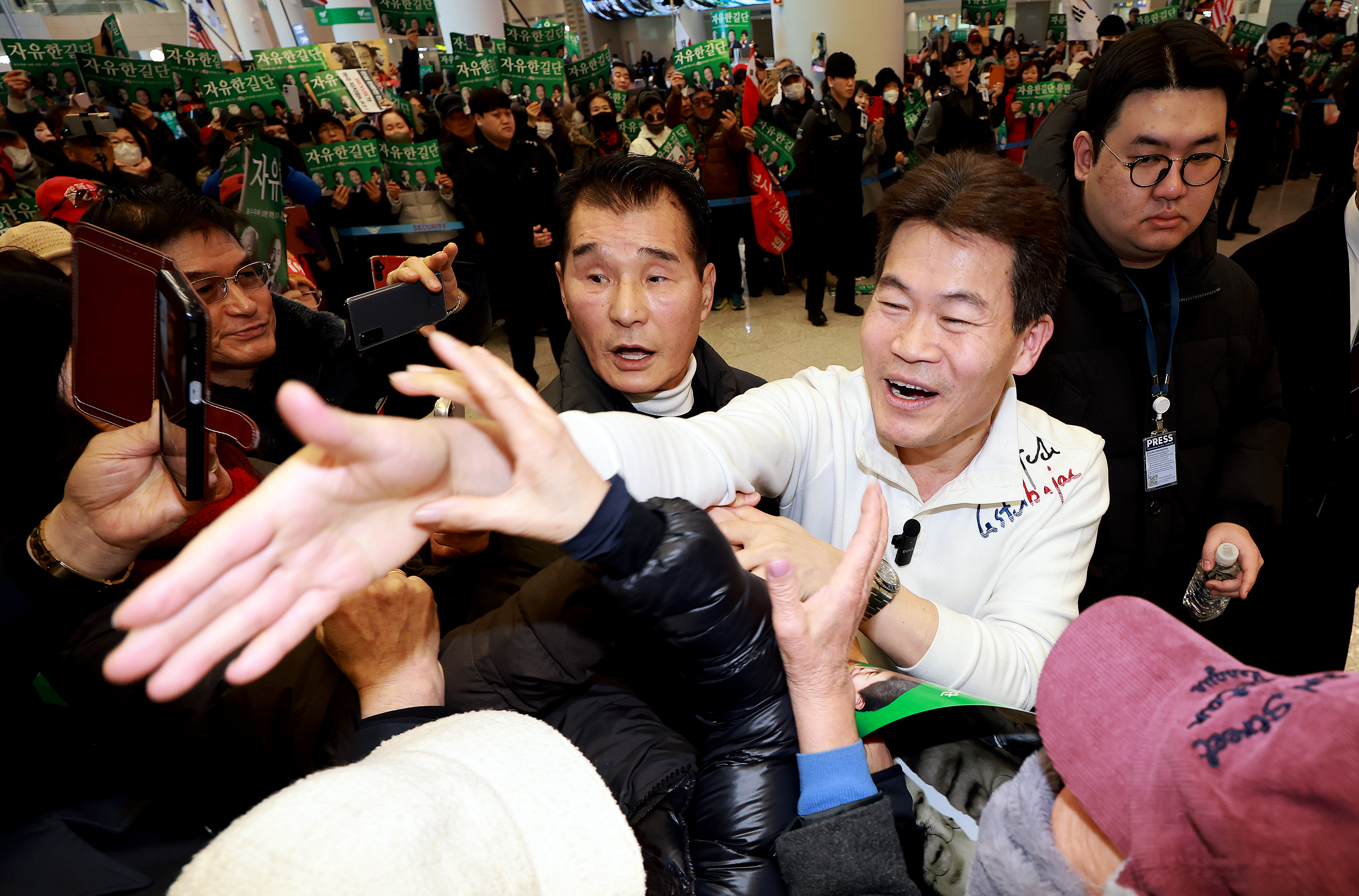 전한길 전 한국사 강사가 3일 인천국제공항 제2여객터미널로 귀국해 지지자들을 향해 손을 뻗고 있다. 2026.2.3. 뉴스1