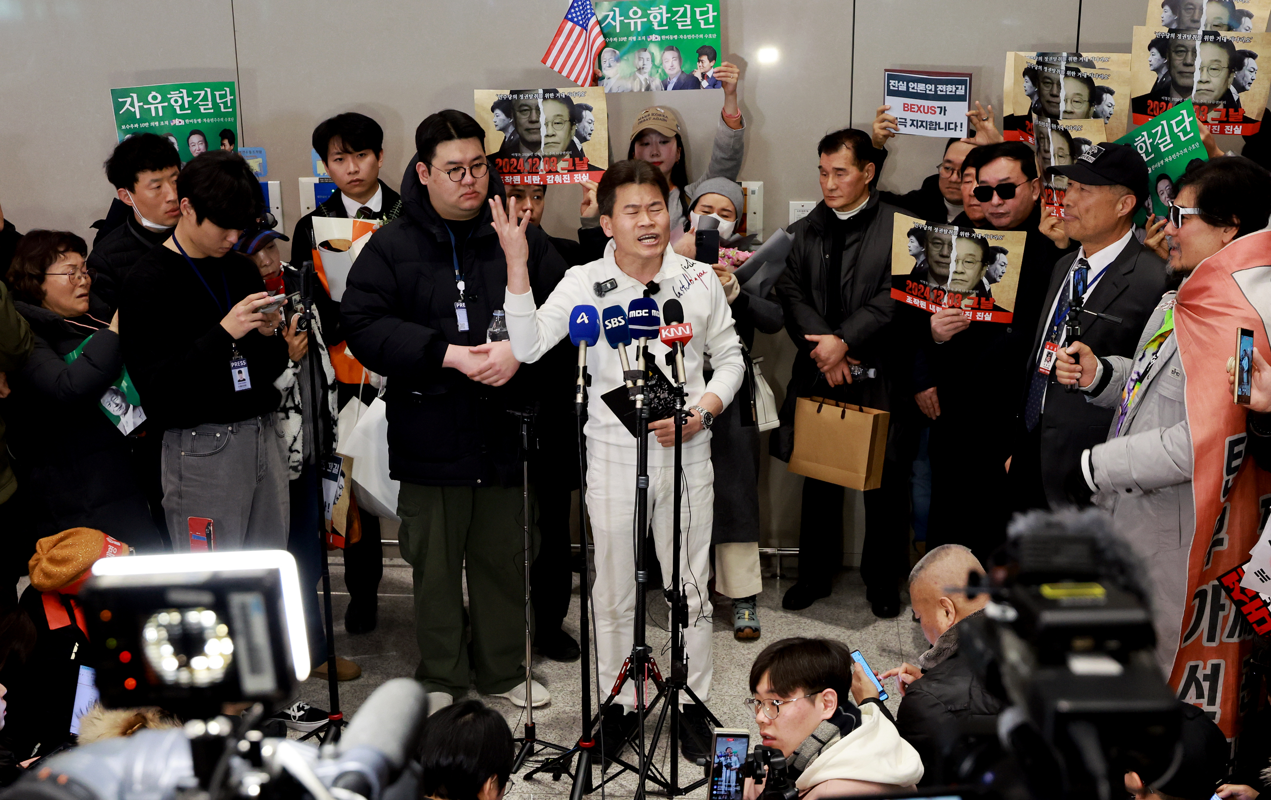 전한길 전 한국사 강사가 3일 인천국제공항 제2여객터미널로 귀국해 기자회견을 갖고 있다. 2026.2.3. 뉴스1