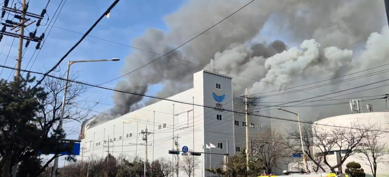 3일 오후 2시 59분께 경기 시흥시 정왕동 SPC삼립 시화공장에서 불이 나 소방 당국이 대응 1단계를 발령하고 진화 작업을 벌이고 있다. 2026.2.3. 뉴스1