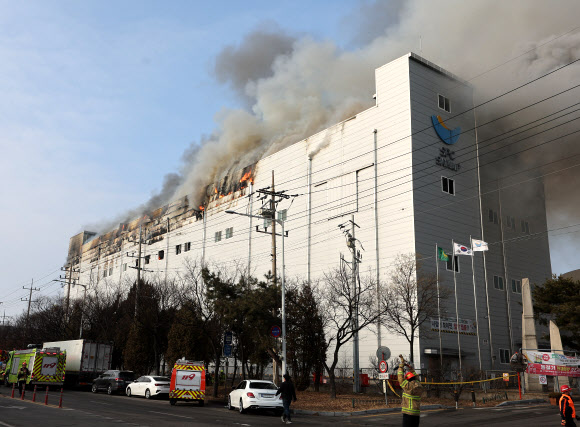 3일 오후 경기도 시흥시 정왕동 SPC삼립 시화공장에서 화재가 발생해 연기와 불길이 치솟고 있다. 2026.2.3. 연합뉴스