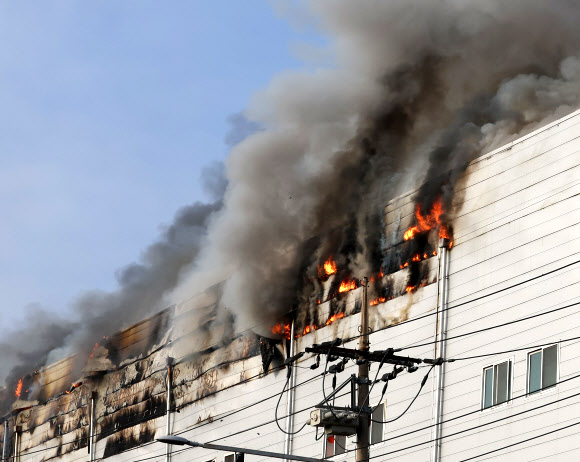 3일 경기도 시흥시 정왕동 SPC삼립 시화공장에서 화재가 발생해 건물에서 불길과 연기가 치솟고 있다. 2026.2.3. 연합뉴스
