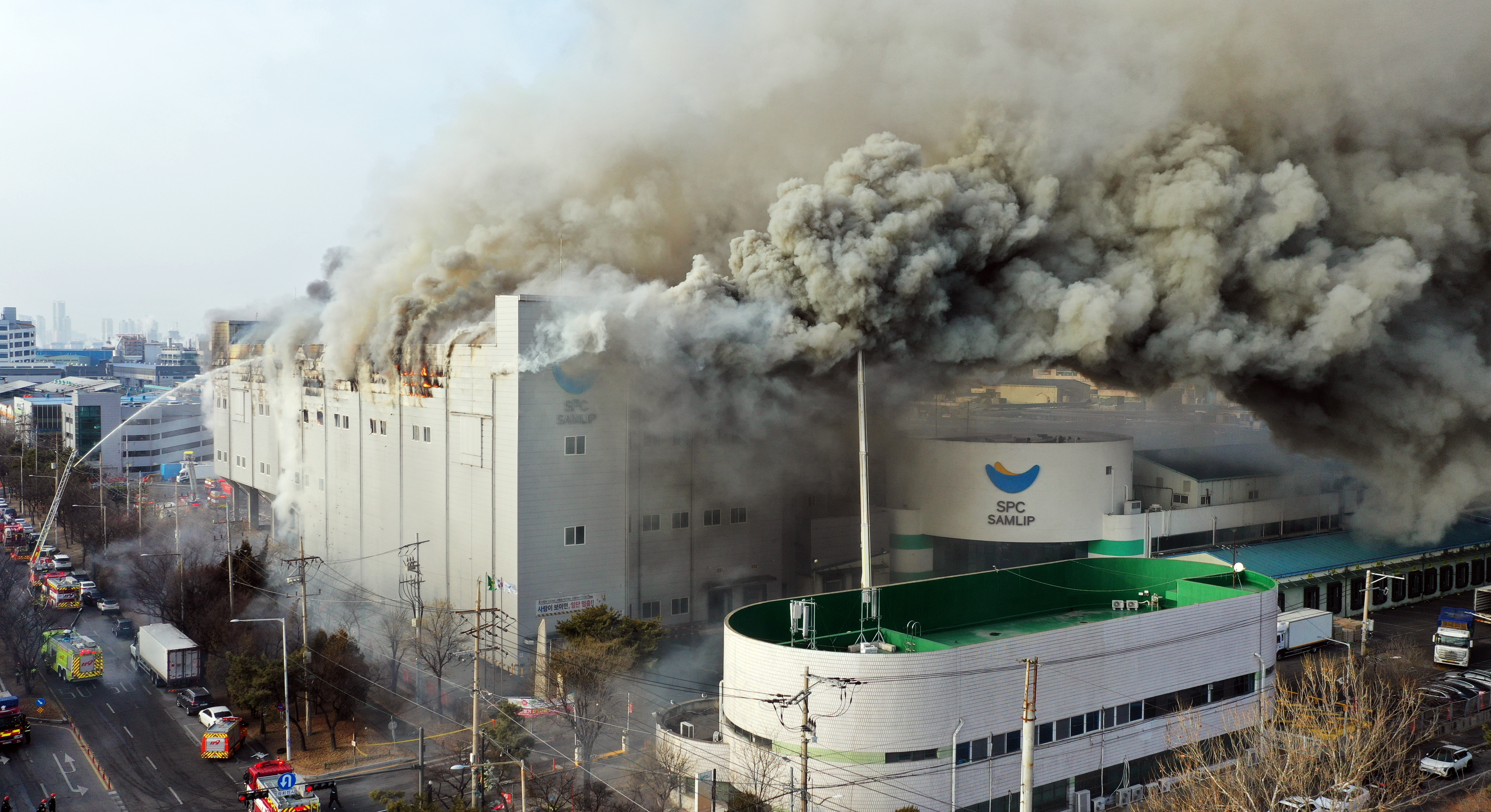 3일 오후 경기 시흥시 정왕동 SPC삼립 시화공장에서 불이 나 소방 당국이 대응 1단계를 발령하고 진화 작업을 벌이고 있다. 2026.2.3. 뉴스1