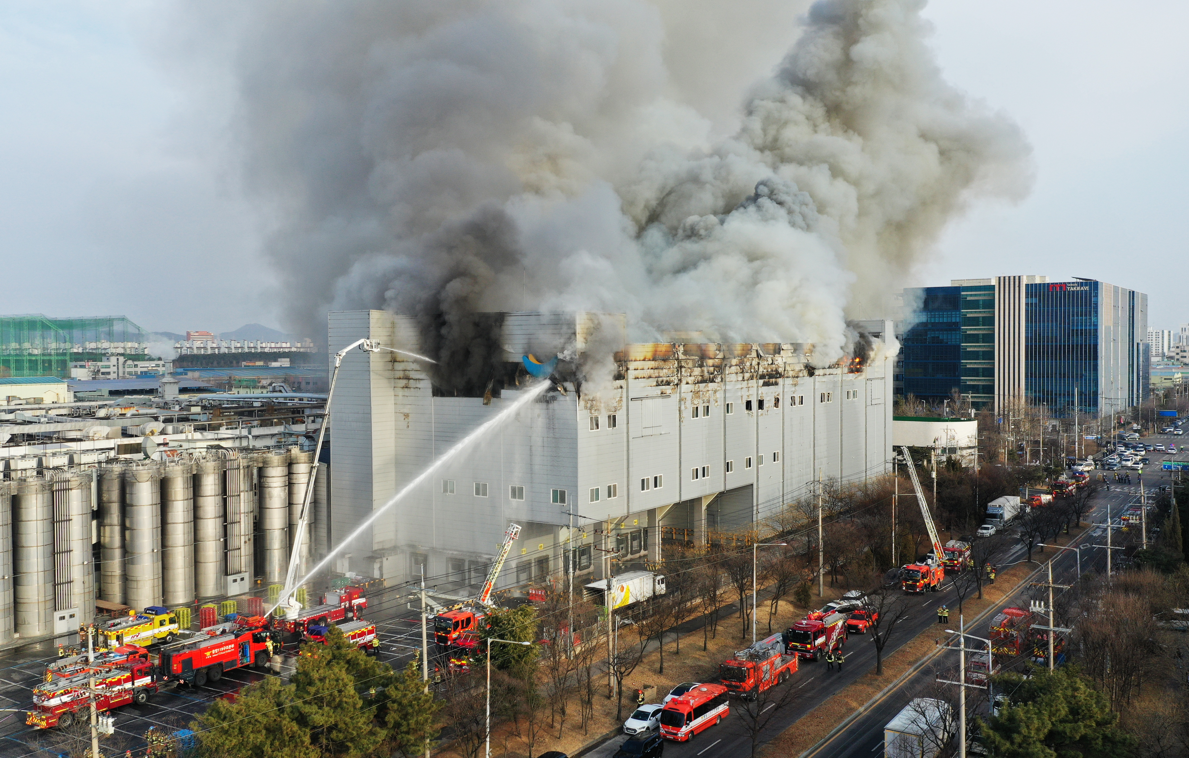 3일 오후 경기 시흥시 정왕동 SPC삼립 시화공장에서 불이 나 소방 당국이 대응 1단계를 발령하고 진화 작업을 벌이고 있다. 2026.2.3. 뉴스1