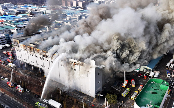 3일 오후 경기도 시흥시 정왕동 SPC삼립 시화공장에서 화재가 발생해 소방관들이 진화작업을 하고 있다. 2026.2.3 연합뉴스