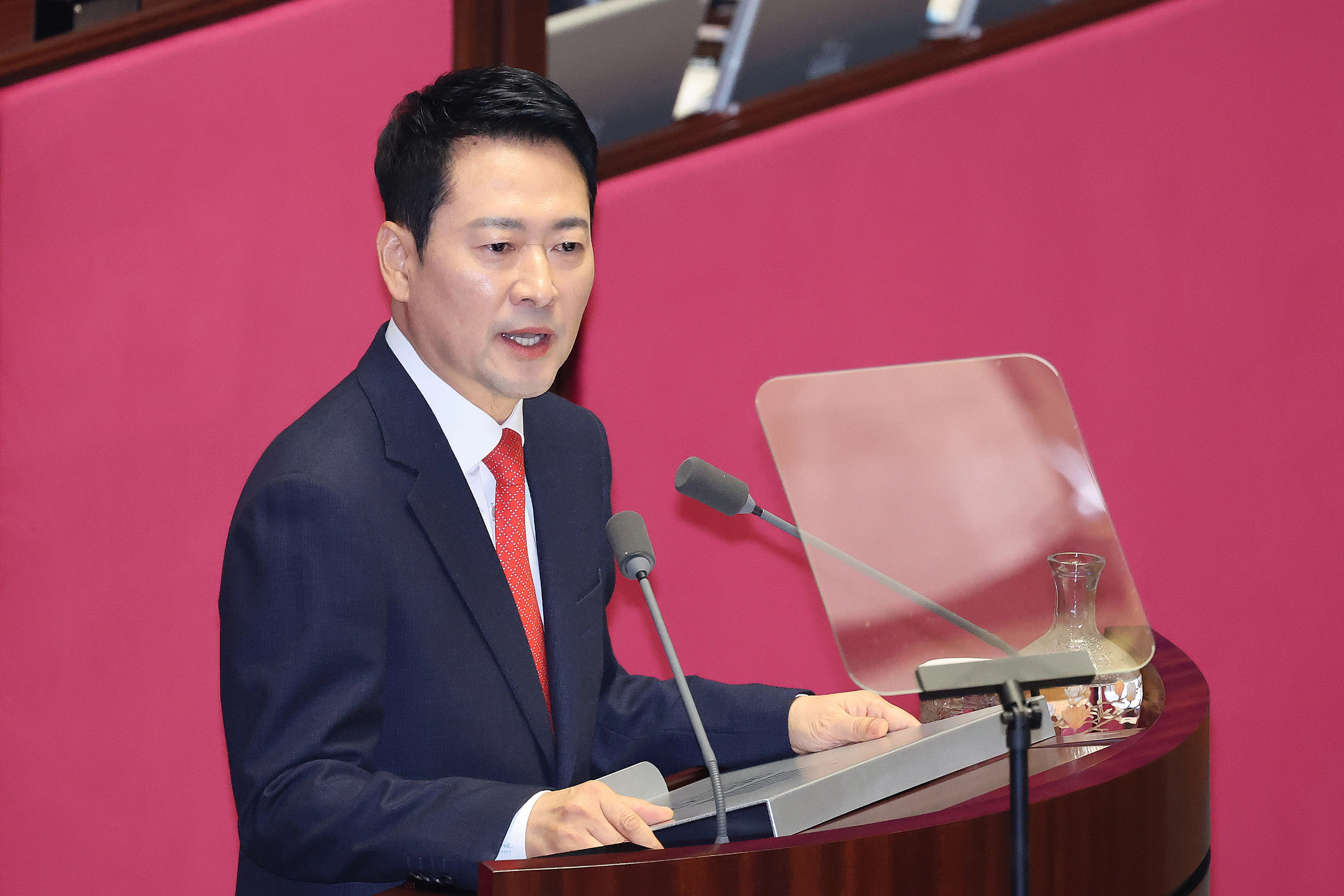 장동혁 국민의힘 대표가 4일 서울 여의도 국회에서 열린 제432회국회(임시회) 제3차 본회의에서 국정에 관한 교섭단체 대표연설을 하고 있다. 뉴스1