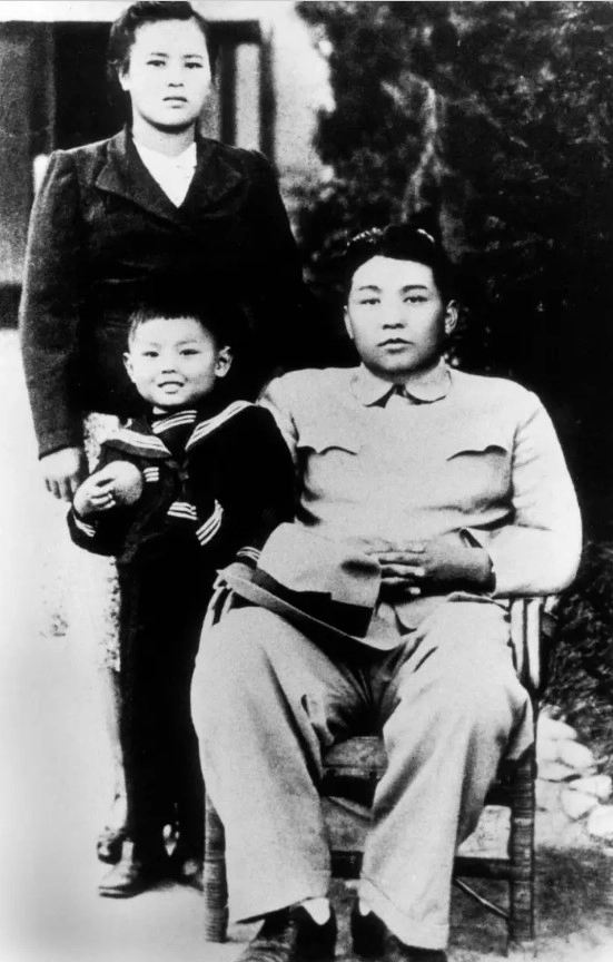 김일성 북한 주석과 부인 김정숙, 아들 김정일 사진. 서울신문DB