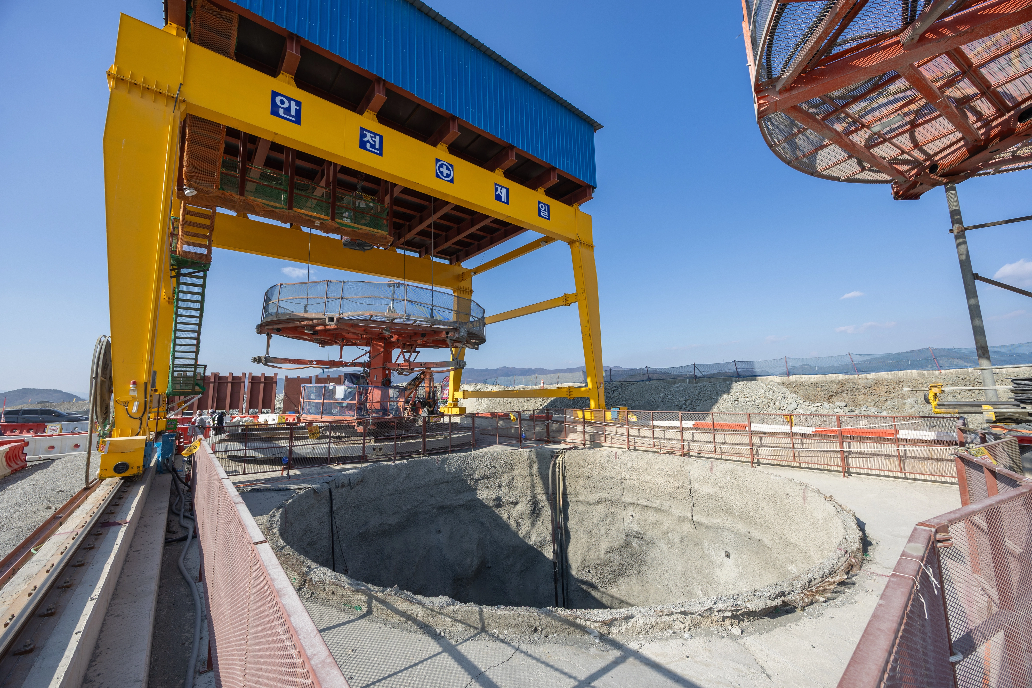 부산항 신항 북측 컨테이너부두 2단계 항만배후단지 조성 공사 현장에서 RBM 공법을 활용하는 모습. DL이앤씨 제공