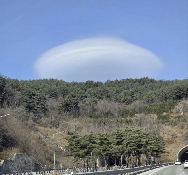 속초 하늘에서 포착된 ‘렌즈구름’ 연합뉴스 독자 제공.