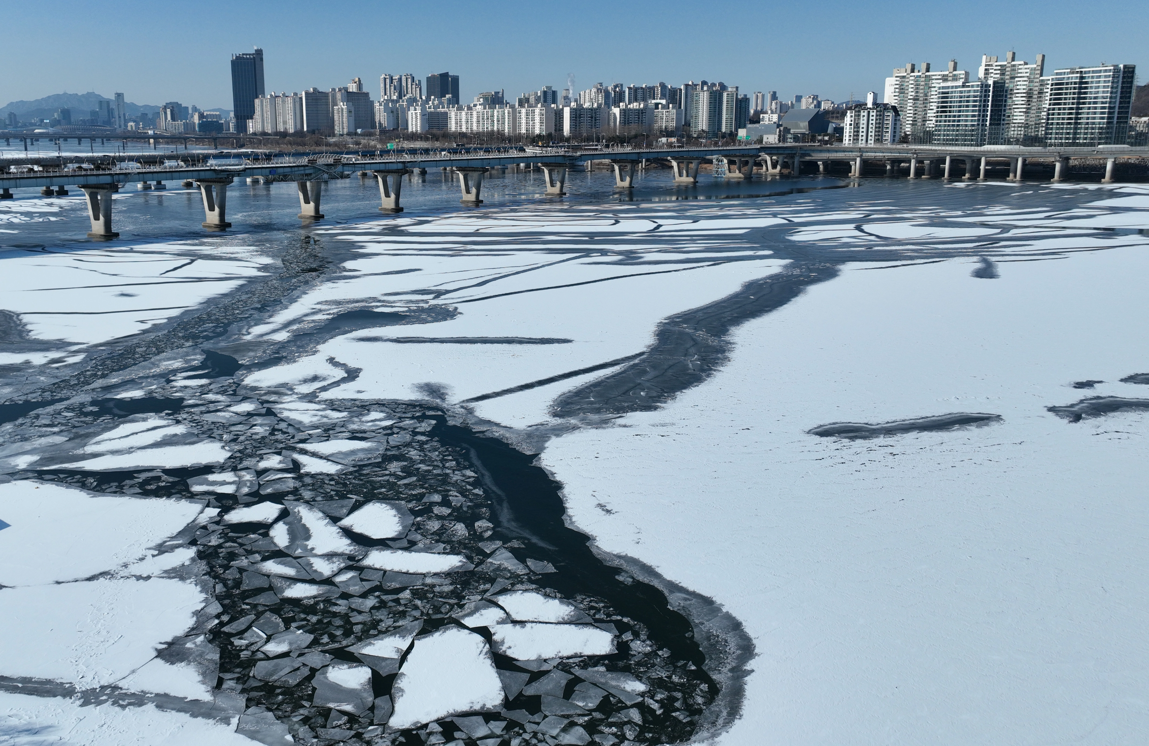 전국 대부분 지역 아침 기온이 영하 10도 안팎으로 떨어지며 한파가 이어진 25일 서울 한강 광나루한강공원 선착장 인근 강물이 얼어있다. 2026.1.25 홍윤기 기자