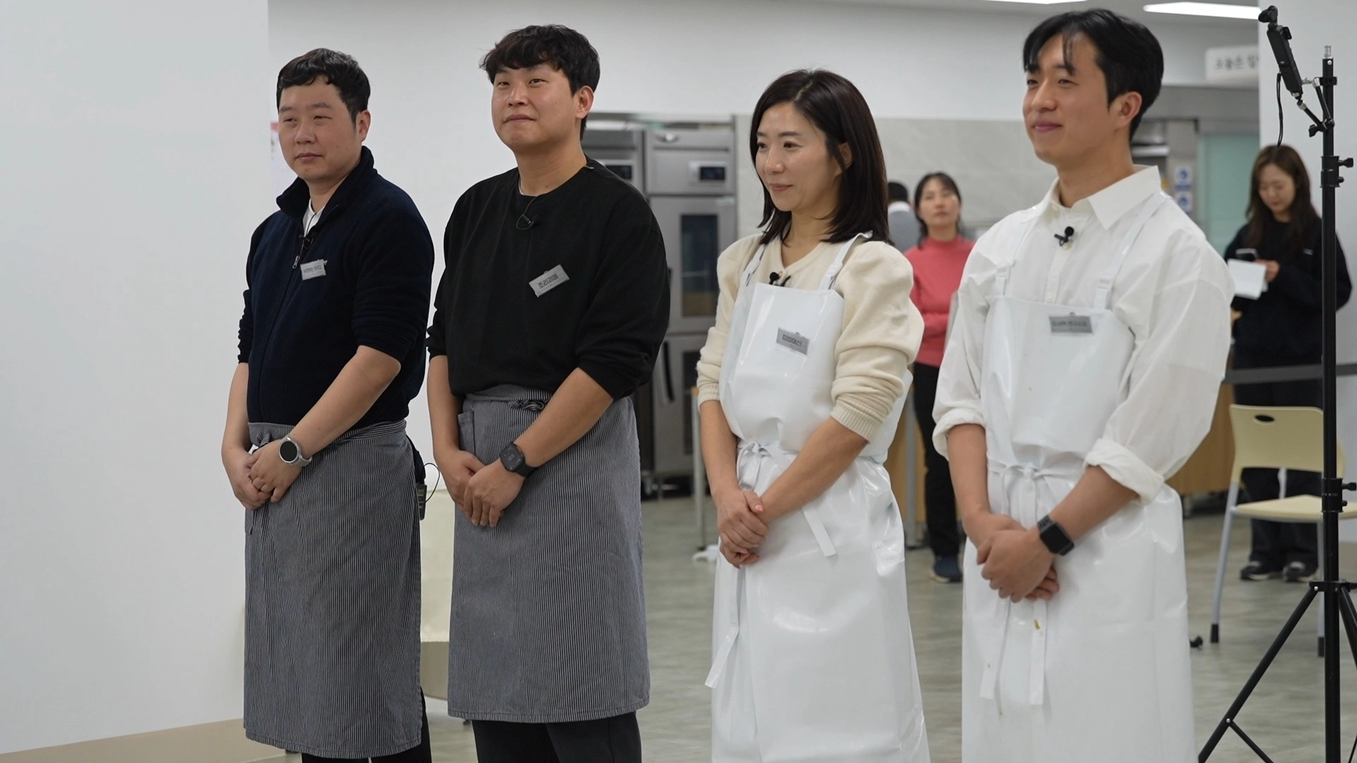 종로구 ‘구내 요리사’ 요리 경연  서울 종로구 유튜브 ‘종로TV’에 인기 경연 프로그램 ‘흑백요리사’를 패러디한 ‘구내 요리사’ 요리 경연이 게시됐다.
종로구 제공