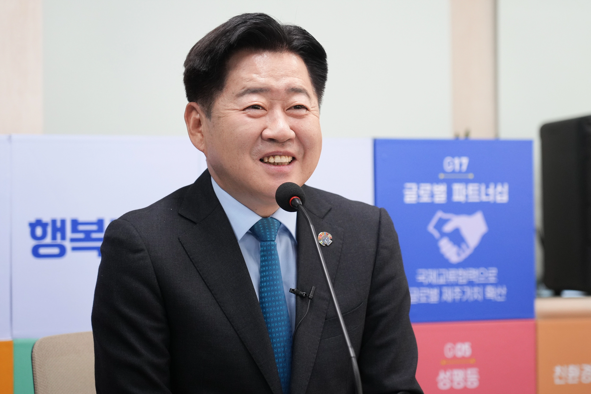 오영훈 지사가 4일 기자간담회에서 질의에 답하며 환하게 웃고 있다.  제주도 제공