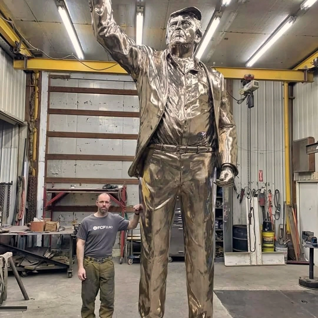 도널드 트럼프 미국 대통령의 두 번째 당선을 기념하는 동상을 제작하고, 밈코인을 발행한 이들이 2026년 말 주요 20개국(G20) 정상회의가 열리는 플로리다주 마이애미 외곽의 ‘트럼프 내셔널 도럴’ 골프 리조트에 받침대 포함 약 7m 높이의 ‘트럼프 동상’(사진)을 세운다. 동상은 2024년 7월 당시 공화당 대선 후보였던 트럼프가 펜실베이니아주 버틀러 유세에서 암살 시도를 겪은 직후 주먹을 치켜든 장면을 바탕으로 제작됐다. 조각가 앨런 코트릴 인스타그램