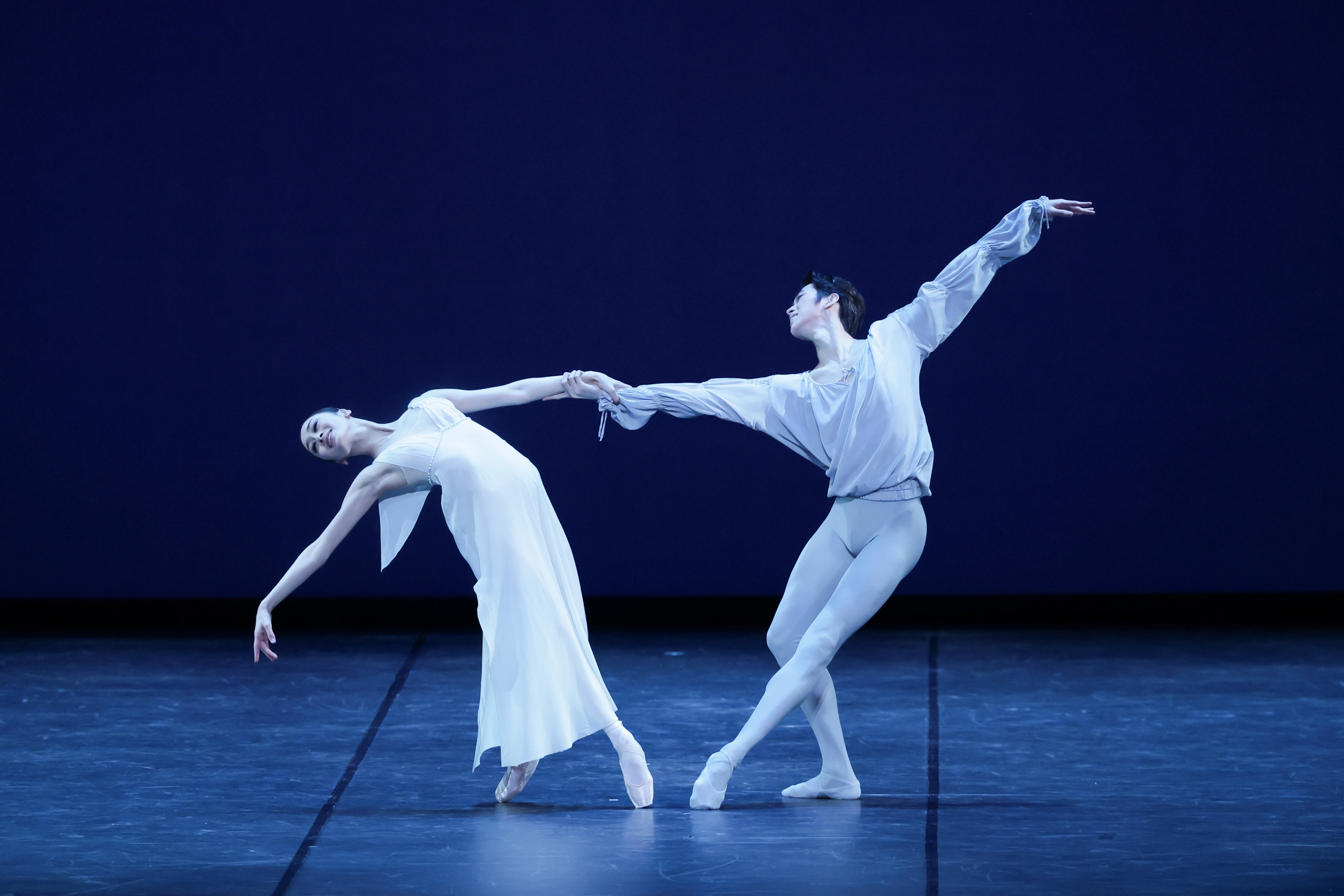 일본 도쿄 분카무라 오차드홀에서 열린 ‘제니스 오브 발레’에서 ‘로미오와 줄리엣’ 파드되(2인무)를 추는 전민철(오른쪽)과 나가히사 메이. 
ⓒKiyonori Hasegawa