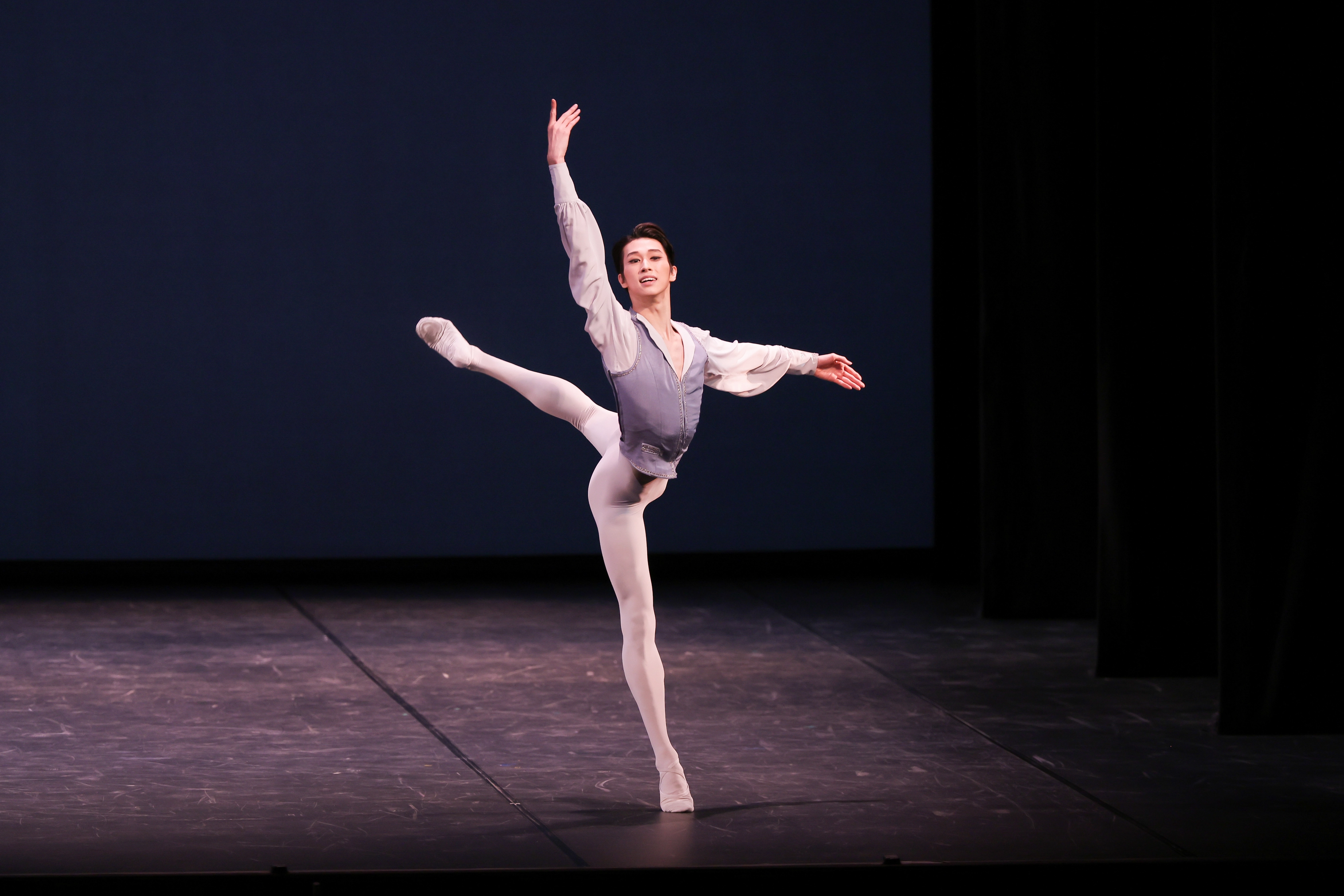 일본 도쿄 분카무라 오차드홀에서 열린 ‘제니스 오브 발레’에서 ‘차이콥스키’ 파드되(2인무)를 추는 전민철.
ⓒKiyonori Hasegawa