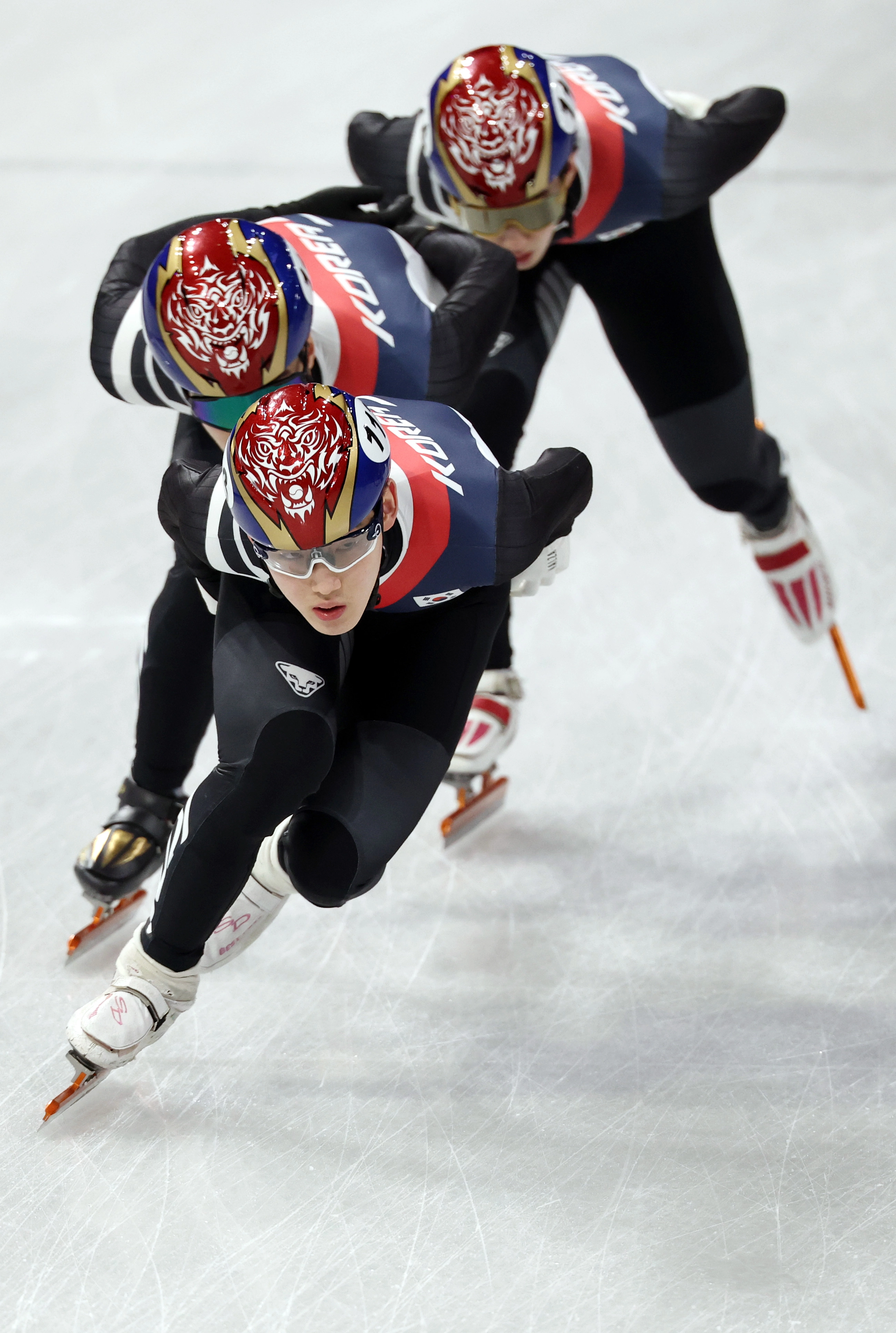 임종언·황대헌·신동민 ‘금빛 담금질’  쇼트트랙 국가대표 임종언(앞쪽부터), 황대헌, 신동민이 2026 밀라노·코르티나담페초 동계올림픽에 대비해 4일(한국시간) 이탈리아 밀라노 아이스스케이팅 아레나에서 훈련하고 있다.
밀라노 연합뉴스