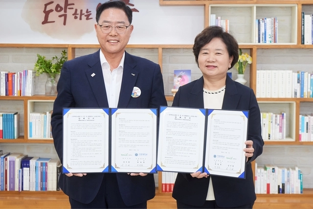 지난 2024년 6월 서정대 양영희 총장(오른쪽)과 강수현 양주시장이 ‘경기양주 테크노밸리 산·학·연 융합캠퍼스’ 조성을 위한 양해각서(MOU)를 체결했다.(서정대 제공)