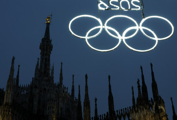 2026 밀라노-코르티나담페초 동계올림픽 개막을 사흘 앞둔 3일(현지시간) 밀라노 두오모 성당 앞 올림픽 조형물이 불을 밝히고 있다. 2026.2.4 연합뉴스