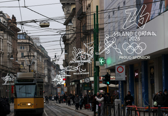 2026 밀라노-코르티나담페초 동계올림픽 개막을 사흘 앞둔 3일(현지시간) 밀라노 두오모 성당 앞에 올림픽 종목을 나타내는 픽토그램이 불을 밝히고 있다. 2026.2.4 연합뉴스