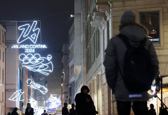 2026 밀라노-코르티나담페초 동계올림픽 개막을 사흘 앞둔 3일(현지시간) 밀라노 두오모 성당 앞에 올림픽 종목을 나타내는 픽토그램이 불을 밝히고 있다. 2026.2.4 연합뉴스