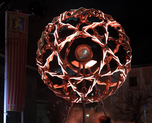 2026 밀라노-코르티나담페초 동계올림픽 개막을 사흘 앞둔 3일(현지시간) 이탈리아 코르티나담페초 광장에 설치된 성화대가 리허설에 맞춰 붉게 빛나고 있다. 2026.2.4 연합뉴스