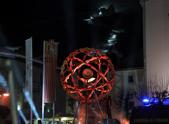 2026 밀라노-코르티나담페초 동계올림픽 개막을 사흘 앞둔 3일(현지시간) 이탈리아 코르티나담페초 광장에 설치된 성화대가 리허설에 맞춰 붉게 빛나고 있다. 2026.2.4 연합뉴스