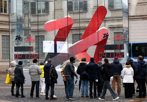 3일(현지시간) 밀라노 두오모 성당 앞 조형물이 2026 밀라노-코르티나담페초 동계올림픽 개막이 3일 앞으로 다가왔음을 알리고 있다. 2026.2.4 연합뉴스