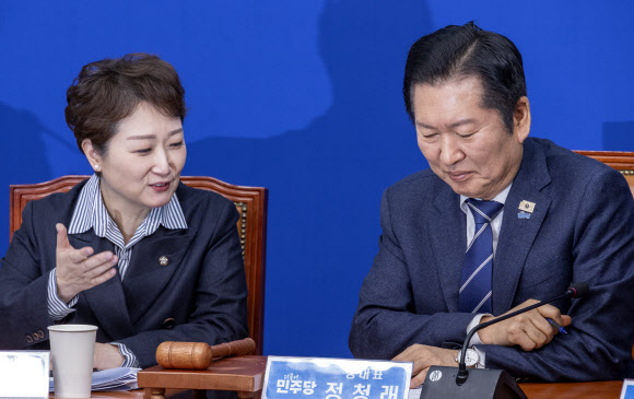더불어민주당 정청래 대표(오른쪽)와 이언주 최고위원이 4일 국회에서 열린 최고위원회의 도중 대화하고 있다. 2026.2.4 연합뉴스