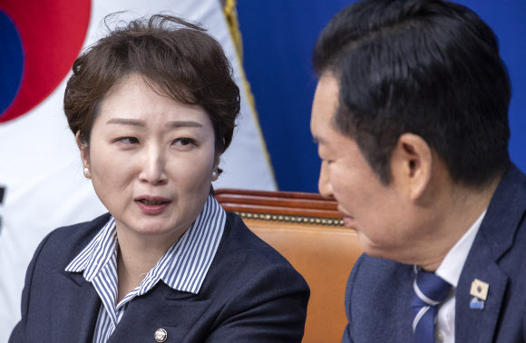 더불어민주당 정청래 대표(오른쪽)와 이언주 최고위원이 4일 국회에서 열린 최고위원회의 도중 대화하고 있다. 2026.2.4 연합뉴스