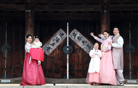 절기상 입춘인 4일 서울 남산골한옥마을 정문에서 ‘2026 입춘첩 부착 시연 행사’가 진행되고 있다. 2026.2.4 연합뉴스