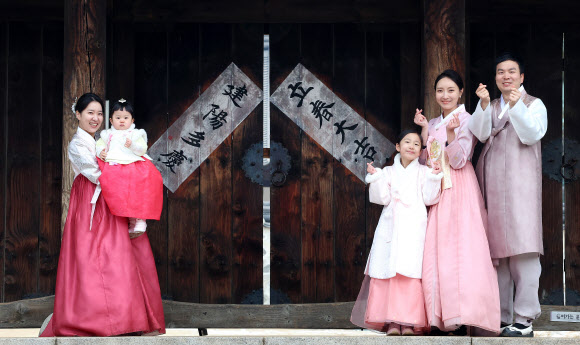 절기상 입춘인 4일 서울 남산골한옥마을에서 ‘2026 입춘첩 부착 시연 행사’가 진행되고 있다. 2026.2.4 연합뉴스