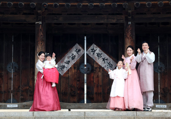 절기상 입춘인 4일 서울 남산골한옥마을에서 ‘2026 입춘첩 부착 시연 행사’가 진행되고 있다. 2026.2.4 연합뉴스