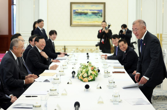 정의선 현대차그룹 회장이 4일 청와대에서 열린 ‘청년 일자리와 지방투자 확대를 위한 기업간담회’에 참석해 자리에 앉고 있다. 2026.2.4 연합뉴스