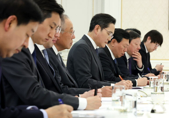 4일 청와대에서 열린 ‘청년 일자리와 지방투자 확대를 위한 기업간담회’에서 참석 기업총수들이 이재명 대통령 발언을 메모하고 있다.  왼쪽부터 구윤철 부총리 겸 재정부 장관, 정기선 HD현대 회장, 구광모 LG그룹 회장, 류진 한국경제인협회장, 이재용 삼성전자 회장, 신동빈 롯데그룹 회장, 허태수 GS그룹 회장, 하정우 AI미래기획수석. 2026.2.4 연합뉴스