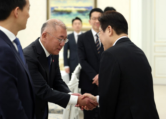 이재명 대통령이 4일 청와대에서 열린 ‘청년 일자리와 지방투자 확대를 위한 기업간담회’에 입장하며 정의선 현대차그룹 회장과 인사하고 있다. 2026.2.4 연합뉴스