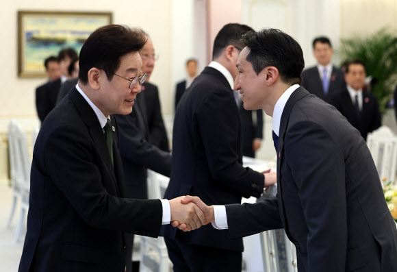이재명 대통령이 4일 청와대에서 열린 ‘청년 일자리와 지방투자 확대를 위한 기업간담회’에 입장하며 정기선 HD현대 회장과 인사하고 있다. 2026.2.4 연합뉴스